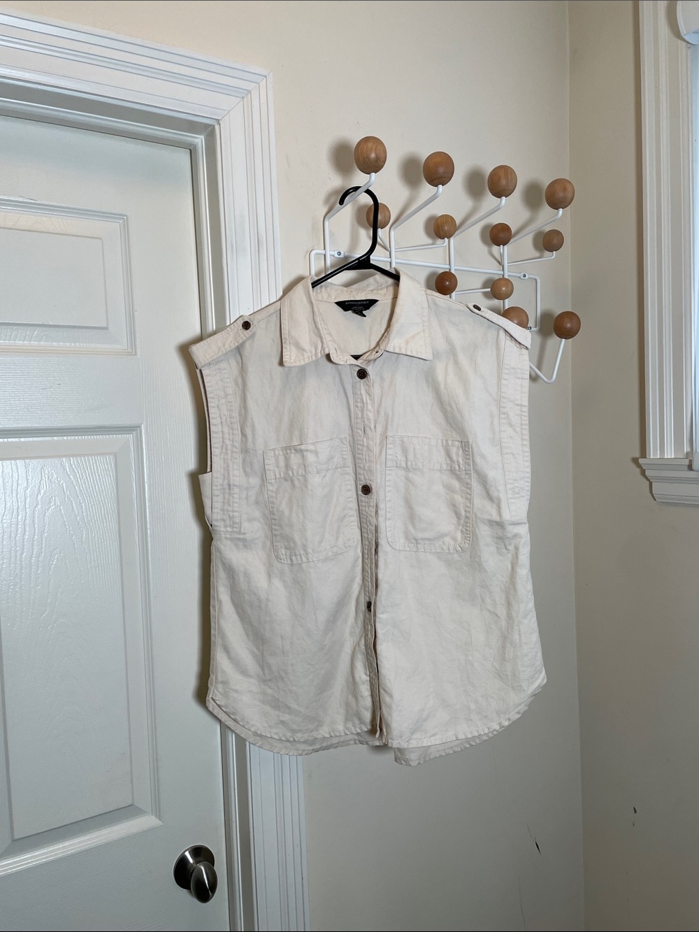 Banana Republic Sleeveless Button-Front Shirt - Cream M